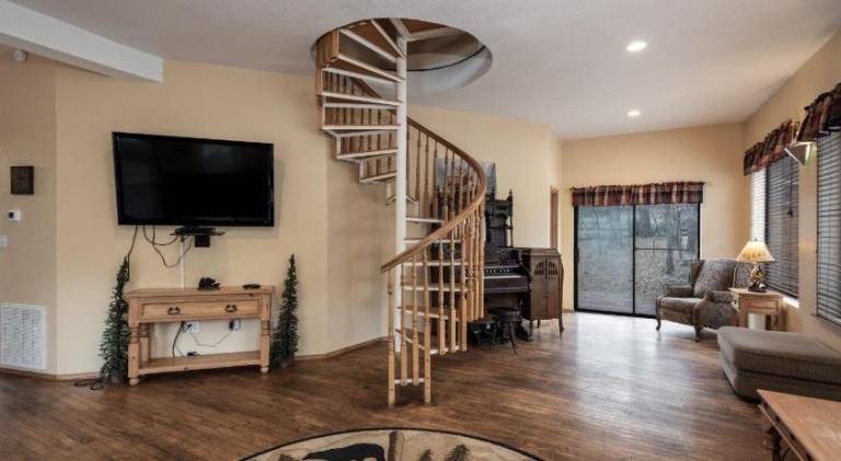 Big chalet with yard, patio & jacuzzi | Dogs allowed — photo 2