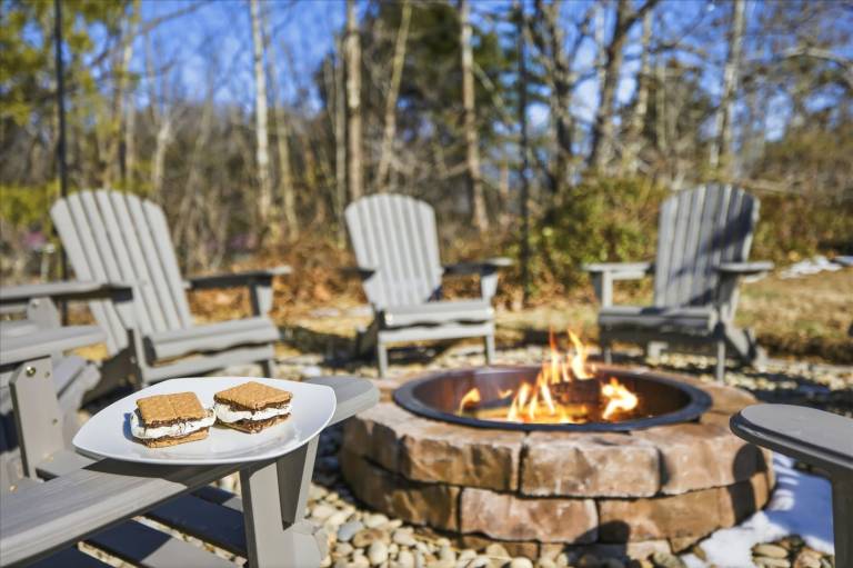 Pinewood Lodge by Beyond Expectations with Firepit — photo 4