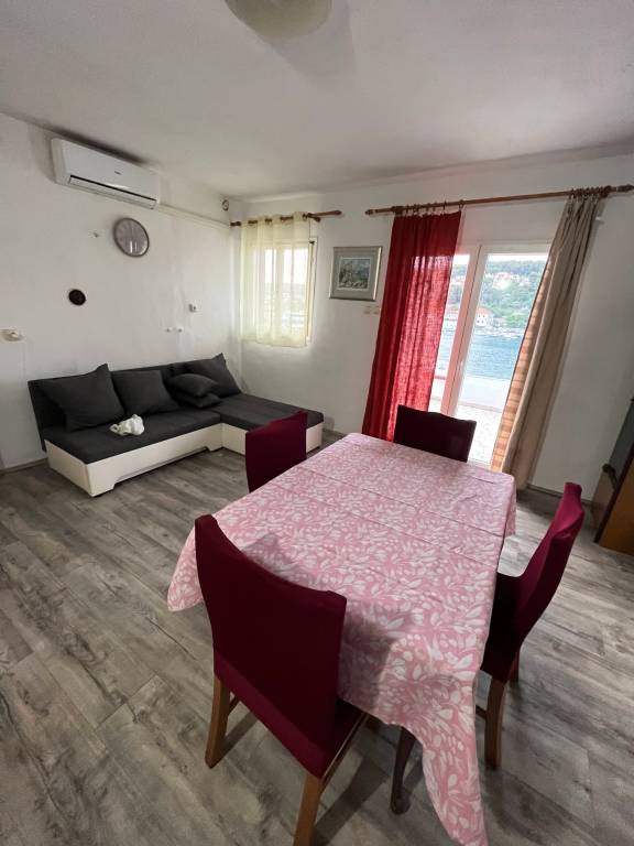 Two bedroom apartment near beach Jelsa, Hvar (A-22256-a) — photo 2