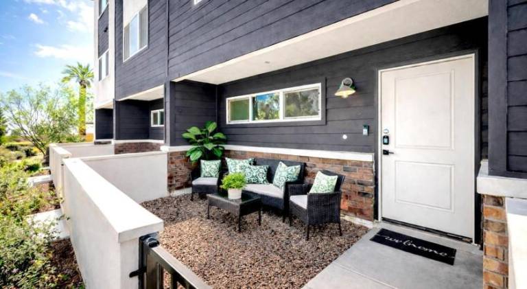 Emerald Palm- Luxury 3BR- Pool, King Beds, Spacious, Quiet, Garage, Close to Airport and OldTown — photo 5