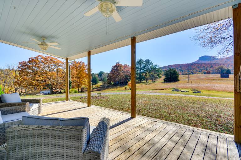 Forest cabins with scenic views: Pilot Mountain vacation homes - HomeToGo