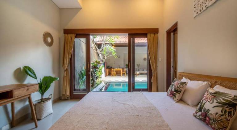 Villa with pool — photo 4