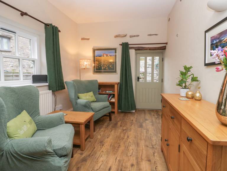 Cottage with garden — photo 4