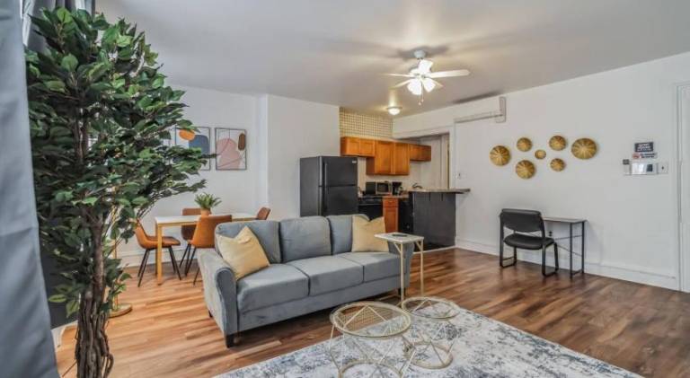 Large Historical 1BR Center City that Sleeps 4 in Philadelphia, PA