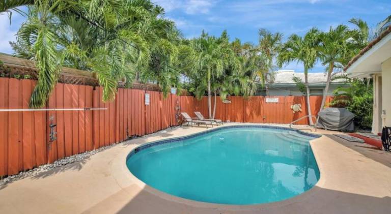 Stylish 2br 3ba with Heated Pool plus Beach Walkable in Fort Lauderdale, FL