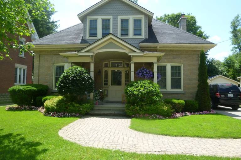 Cottage on Caledonia Bed & Breakfast