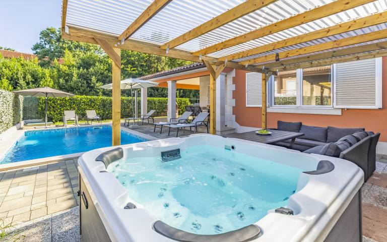 Child-friendly spacious villa with yard, hot tub & private pool | Good for workation | Dogs allowed in Pula