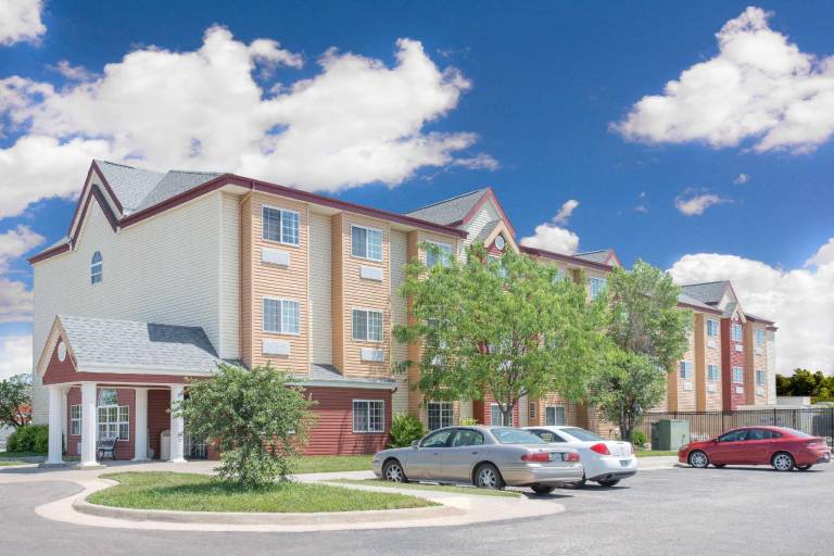 Days Inn & Suites by Wyndham Hutchinson in Hutchinson, KS