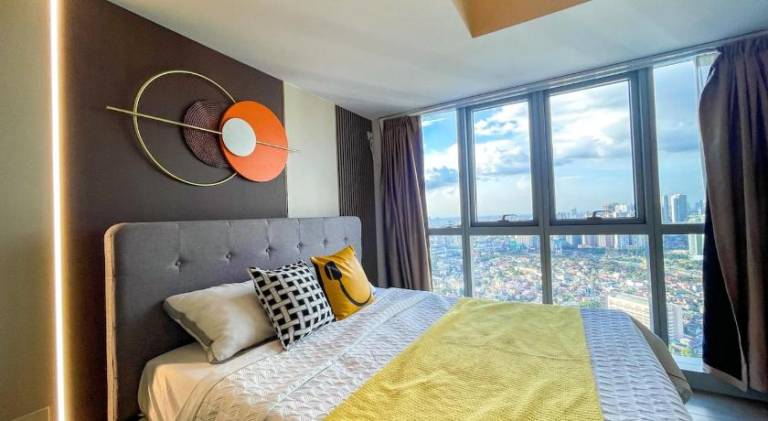 Spacious serviced apartment with yard, pool & patio | Pet-friendly — photo 2