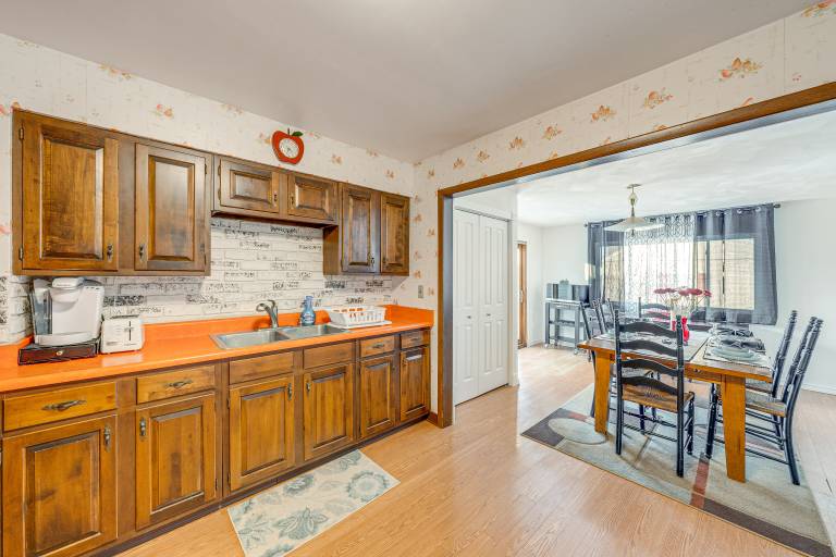 5 Mi to Dtwn Rockford: Pet-Friendly Home w/ Yard! — photo 2
