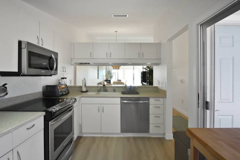 Family-oriented vacation home with pool | Water view | Pets are welcome — photo 4