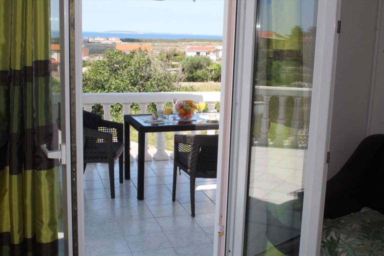 Holiday apartment with terrace and sea view — photo 4