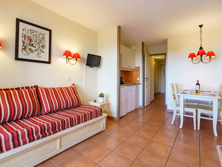 Pleasant rental apartment with patio, pool & garden | Pet-friendly — photo 3
