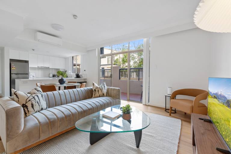 Stylish 2 Bed Apartment with Pool in Camperdown