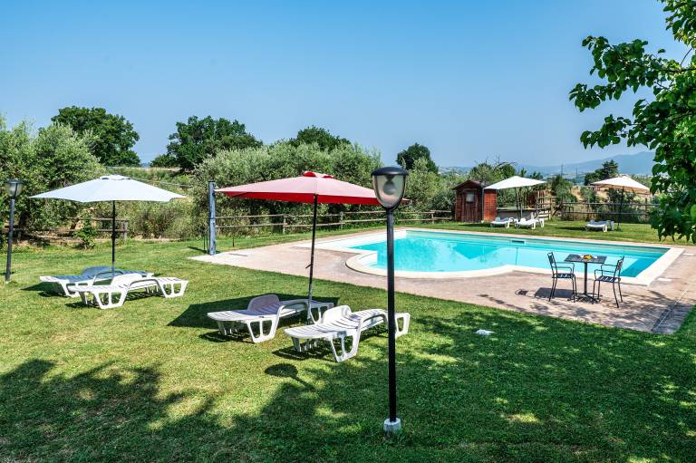 Farmhouse 'Casale Storico XVII Sec - Girasole' with Mountain View, Shared Pool and Wi-Fi in Spoleto