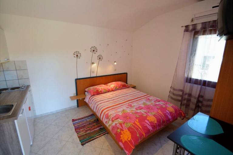 Nice holiday apartment with terrace | Pets are welcome in Mali Losinj