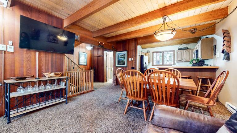 Family-friendly condo with pool, sauna & BBQ | Mountain view | Pets are welcome — photo 4