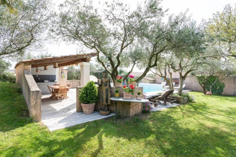 Ferienhaus mit großem Garten, Terrassen und beheiztem Pool, in ruhiger Lage nahe Avignon