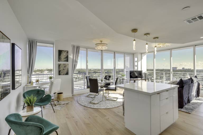 Elegant Condo w Stunning Views in Dtwn Hollywood