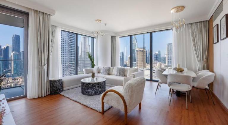 Fully equipped ample apartment with yard, patio & pool | Close to Burj Khalifa | Dogs allowed — photo 3