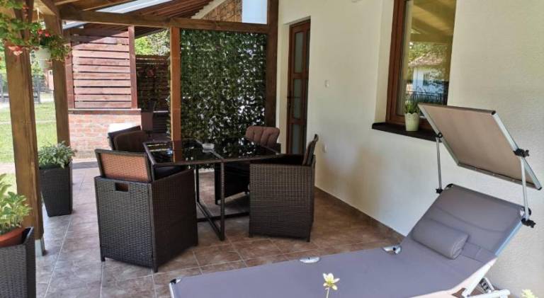 Lodge with terrace, garden & barbeque — photo 3