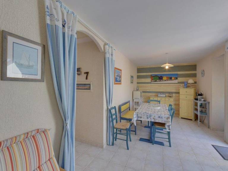 Quiet House, 50m from Beach, 2 Bedrooms, Sleeps 5, Pet-Friendly — photo 4