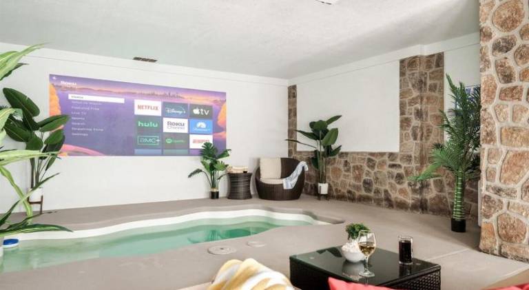 Luxury Honeymoon Cabin with Private Indoor Pool, Arcade, Hot Tub & Movie Theater — photo 5