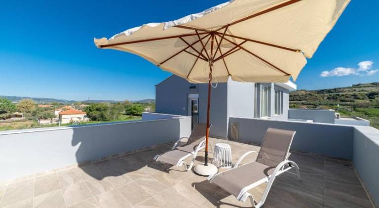 Holiday apartment with yard & terrace — photo 2
