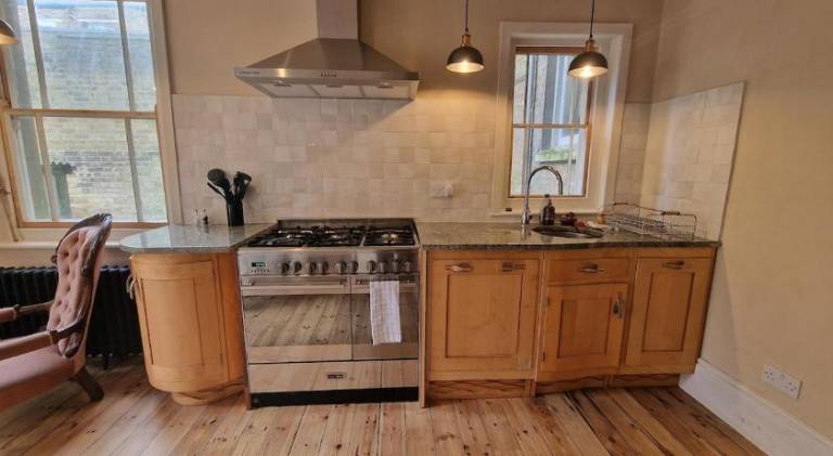 Rental apartment with hot tub & yard — photo 4