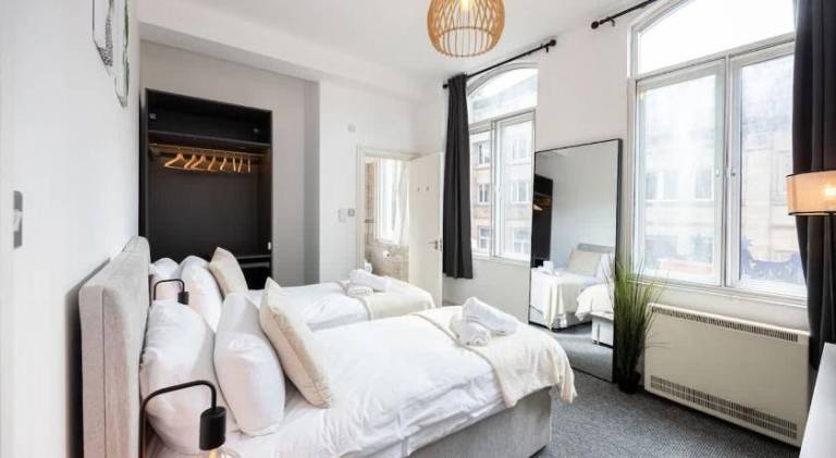Central Sleeps 6 Stunning 2 Bed by City SuperHost — photo 2