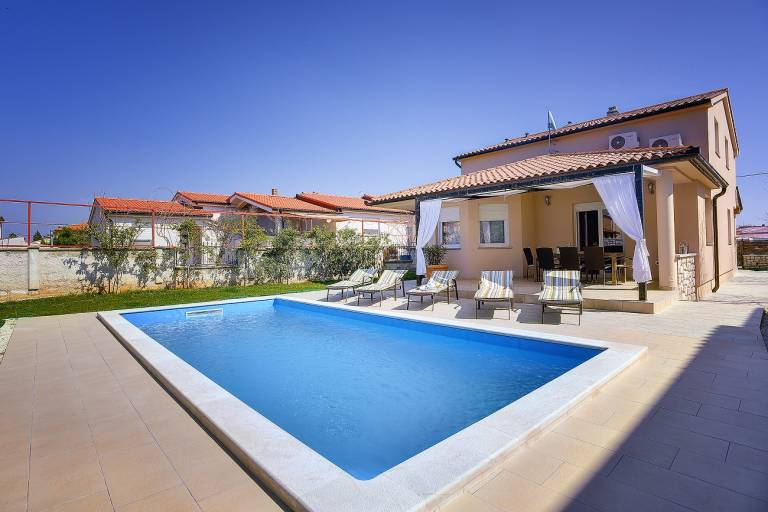 House with private pool, yard & patio | Suitable for remote work in Pula