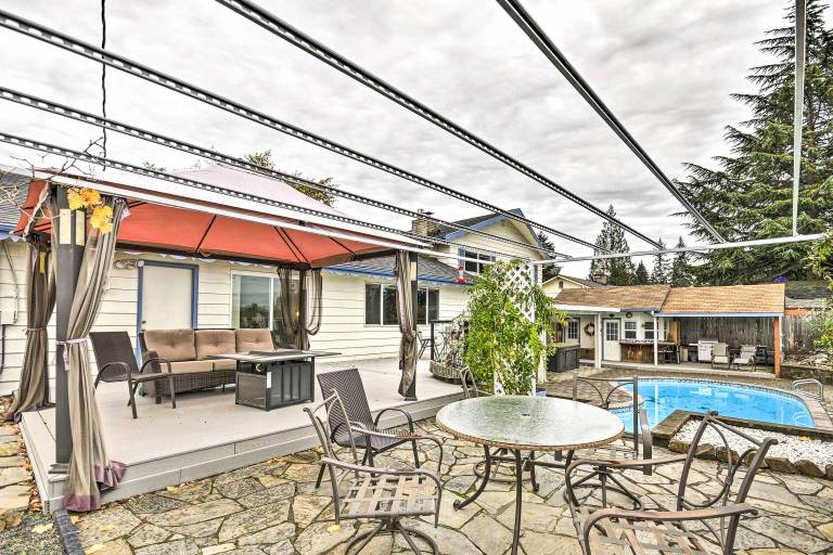 Vancouver Home w Hot Tub 15 Mi to Portland