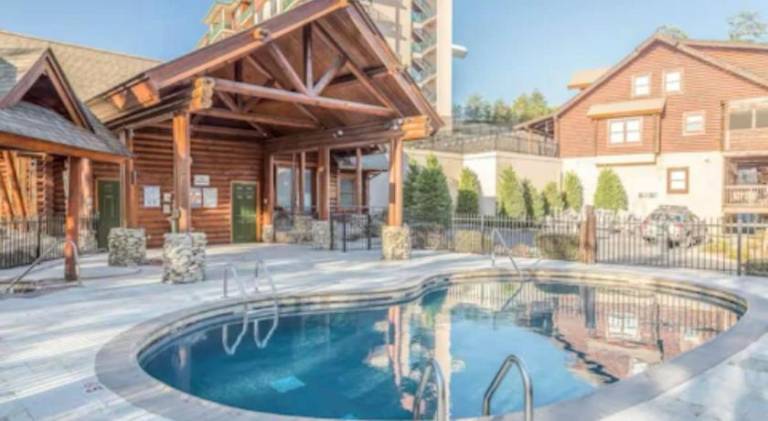 Vacation home with private pool, hot tub & barbecue — photo 4