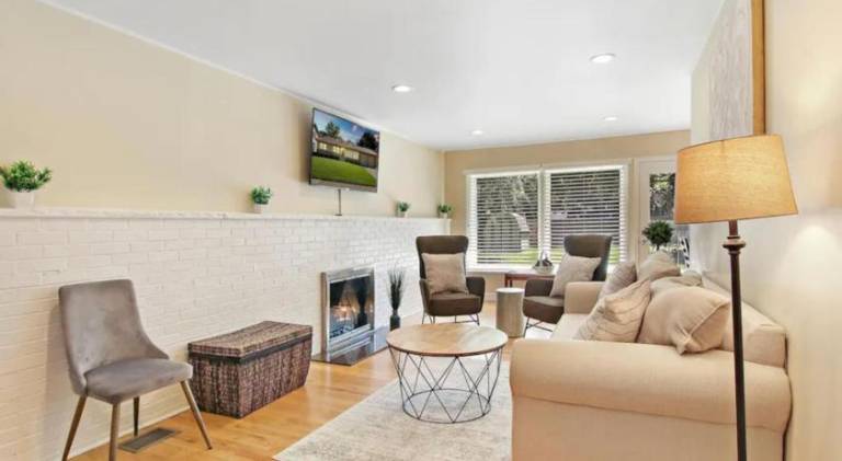 Charming house | Suitable for remote work | Pet-friendly in Libertyville, IL
