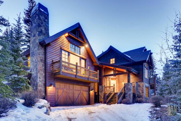 Aspen Grove Chalet: Private Hot Tub, Fire Pit, Pet-Friendly, Near Downtown — photo 2