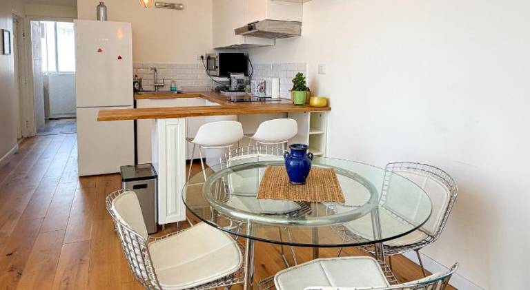 Lovely 2BR with Balcony at Gordon Beach by FeelHome — photo 3
