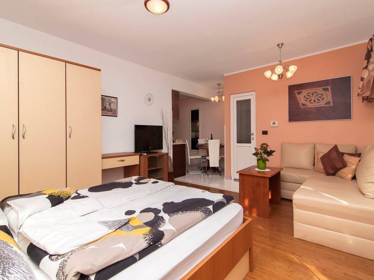 Family-friendly wonderful apartment with yard, fast internet & BBQ | Dogs allowed — photo 3
