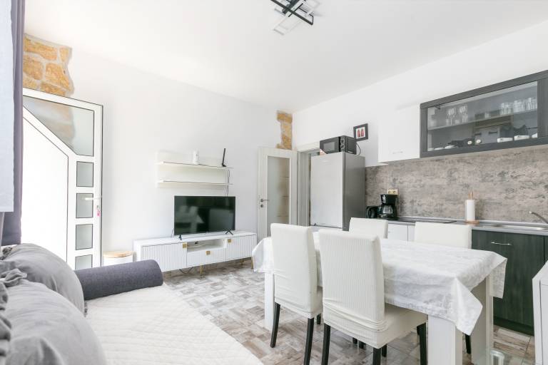 Apartment with patio & barbeque | Sea view | Next to the beach | Pets are welcome in Okrug