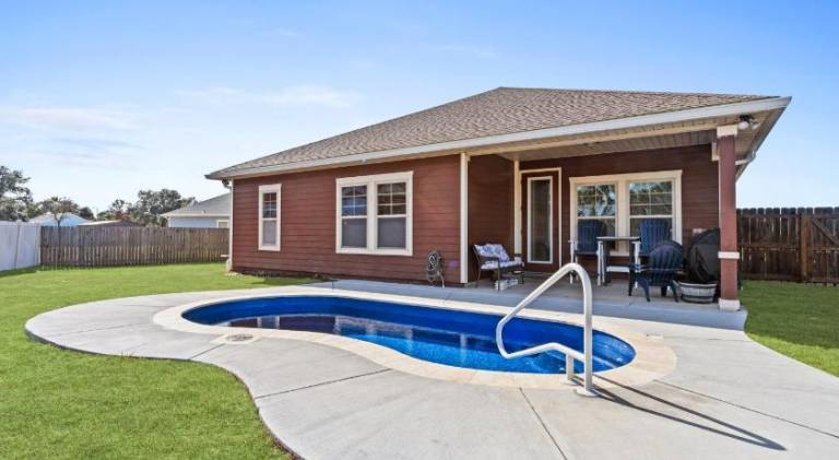 Vacation home with pool in Hollywood, FL