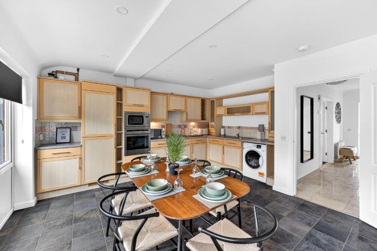 Family-oriented ample vacation home with yard | Perfect for remote work | Pets are welcome — photo 3