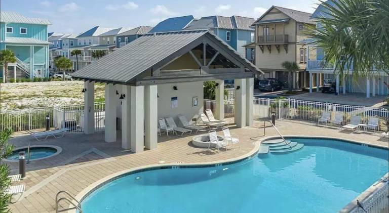 Vacation home with pool & jacuzzi — photo 3