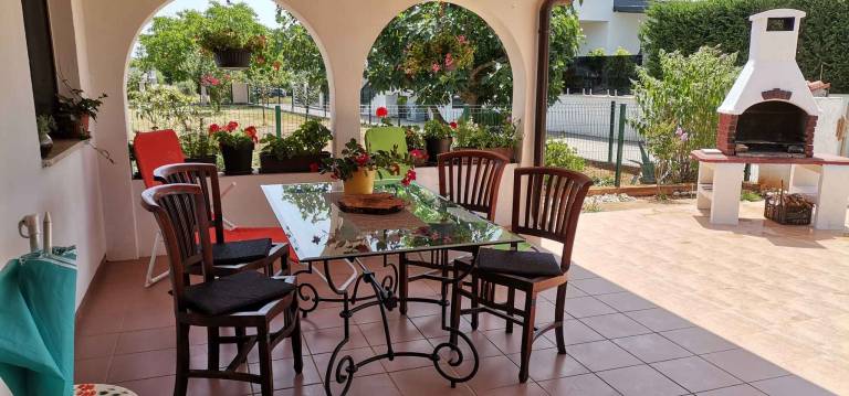 House with yard, BBQ & private pool — photo 2