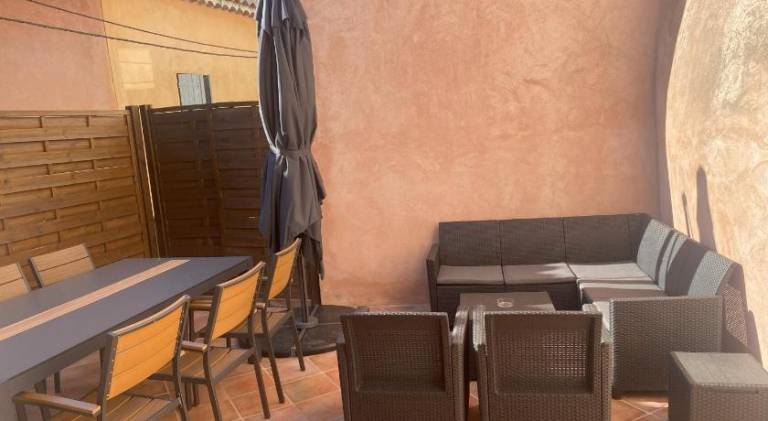 Fully equipped vacation home with patio | Pet-friendly — photo 2