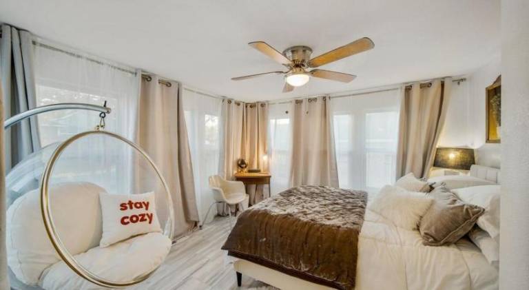 Walk to Cherry Street, pets, hot tub by HVNLYhomes — photo 2