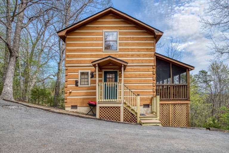 Cabin with private pool in Pigeon Forge, TN
