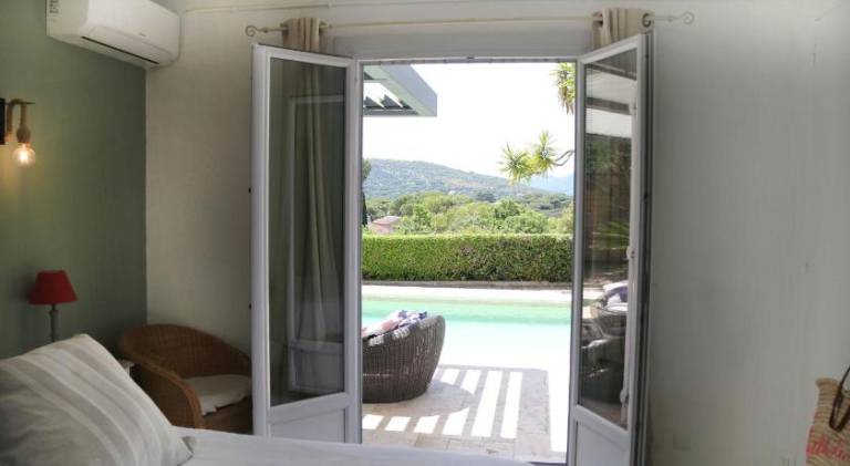 Fully equipped villa with patio, barbeque & private pool | Perfect for remote work | Dogs allowed — photo 2