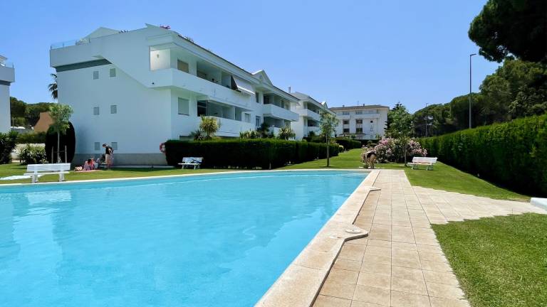 Fully equipped rental apartment with patio, pool & garden | Pet-friendly — photo 3