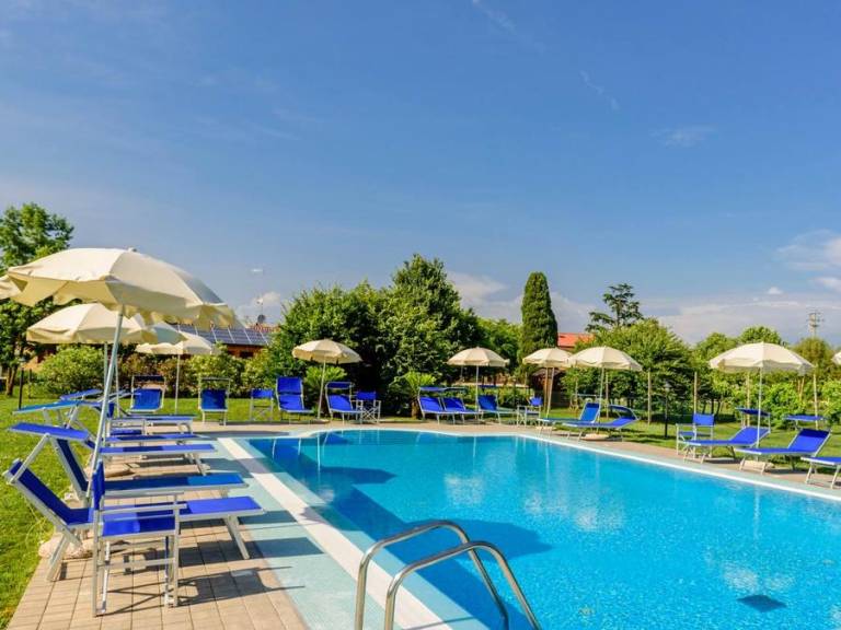 Apartment with pool — photo 2