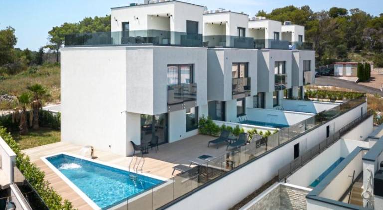 Villa with patio, private pool & grill | Good for workation in Okrug