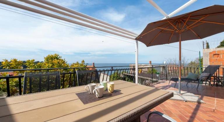 House with hot tub | Pet-friendly — photo 4
